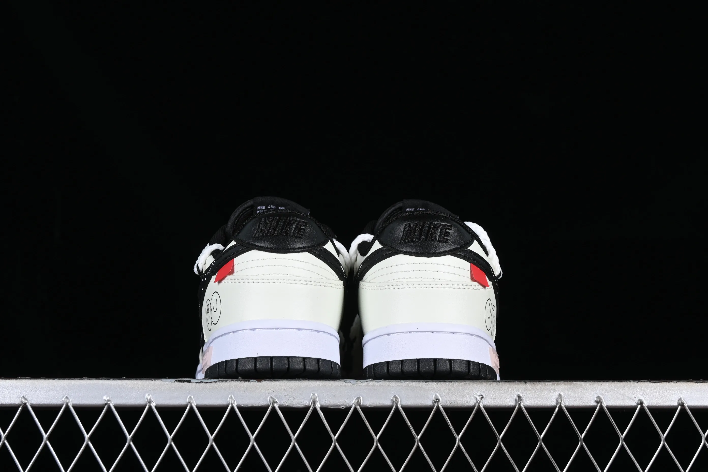 All categories Nk SB Dunk series Nk SB Dunk Low low-top sneakers Nk Dunk Low Panda Prank Love Smiley Face Panda Splash Ink SB strap low-top casual sneakers DD1391-100